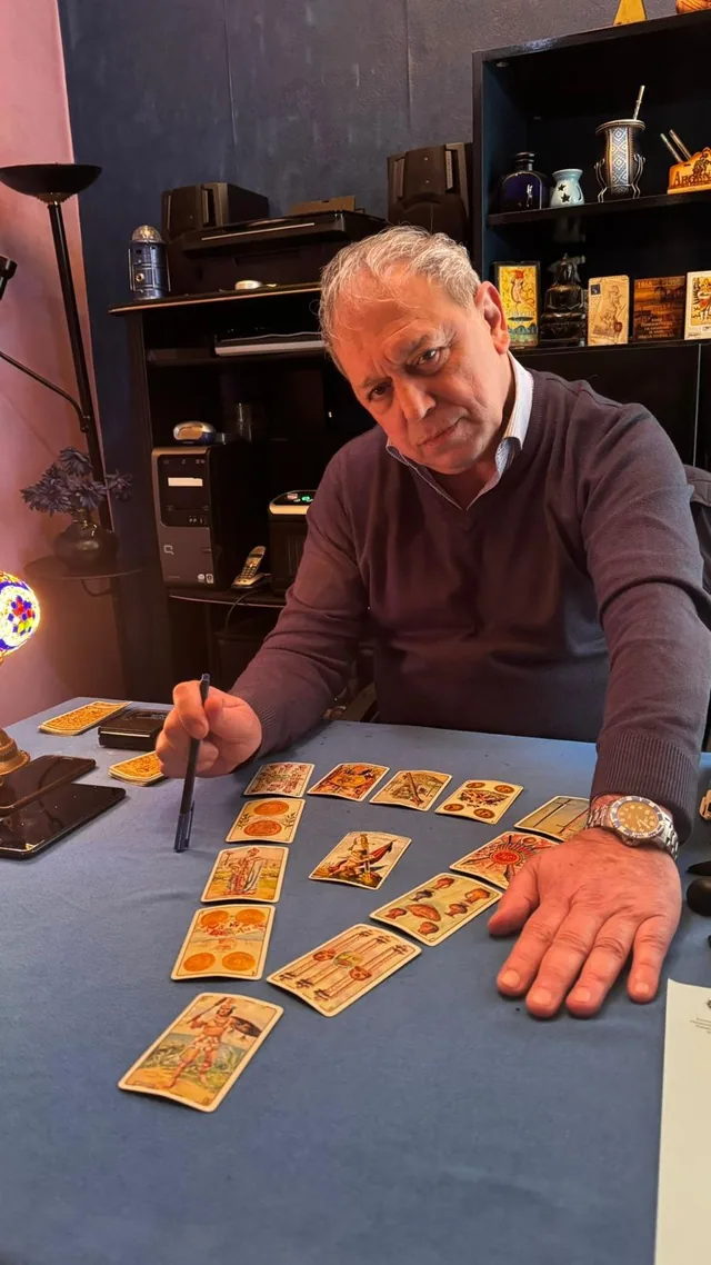 Ernesto interpretando una tirada de tarot iberoamericano en su despacho de Bilbao